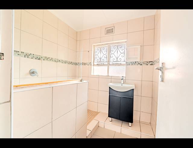 2 BEDROOM APARTMENT FOR SALE IN ESSENWOOD
